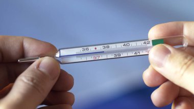 Galyum termometrede 37 derecenin üzerindeki sıcaklık kontrol ediliyor.