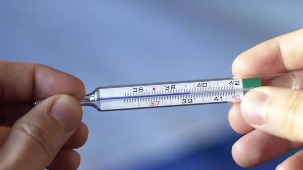 Galyum termometrede 39 derecenin üzerindeki sıcaklık kontrol ediliyor.