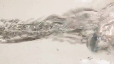 Kaynar suya düşen Fusilli Makarna, yan görüş