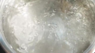 Fusilli Makarnası 'nın kaynamış su dolu bir kaba düşüşünün üst görüntüsü