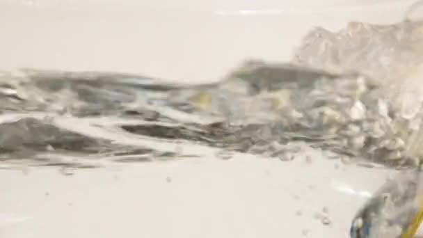 Penne Pasta caindo na água fervente, vista lateral — Vídeo de Stock