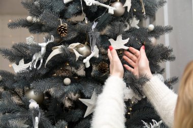 Noel ağacı ve süslemeler.