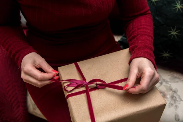 Julklapp Händerna Nära Julgran — Stockfoto