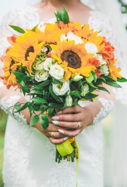 Gelin buketi onun elinde