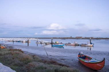 Gün batımı ve denizde tekne