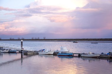Gün batımı ve denizde tekne