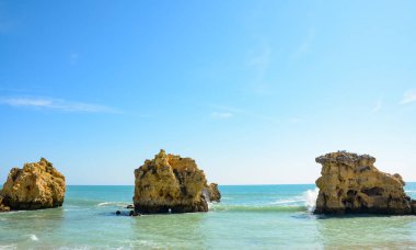Atlantik kayalık kıyı şeridi üzerindeki güneş ışığı Algarve, Portekiz. Beyaz kayalık kayalık kayalıkları olan resimli deniz manzarası. Great Ocean Road boyunca uzanan Worm Bay..
