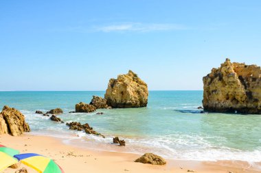 Atlantik kayalık kıyı şeridi üzerindeki güneş ışığı Algarve, Portekiz. Beyaz kayalık kayalık kayalıkları olan resimli deniz manzarası. Great Ocean Road boyunca uzanan Worm Bay..