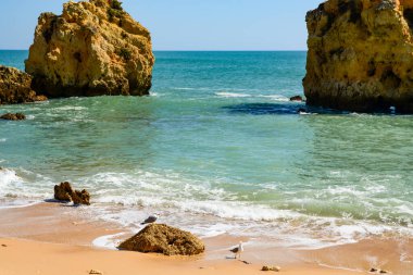 Atlantik kayalık kıyı şeridi üzerindeki güneş ışığı Algarve, Portekiz. Beyaz kayalık kayalık kayalıkları olan resimli deniz manzarası. Great Ocean Road boyunca uzanan Worm Bay..