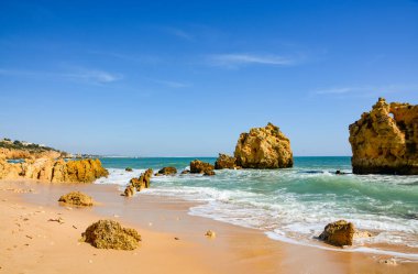 Atlantik kayalık kıyı şeridi üzerindeki güneş ışığı Algarve, Portekiz. Beyaz kayalık kayalık kayalıkları olan resimli deniz manzarası. Great Ocean Road boyunca uzanan Worm Bay..
