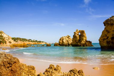 Atlantik kayalık kıyı şeridi üzerindeki güneş ışığı Algarve, Portekiz. Beyaz kayalık kayalık kayalıkları olan resimli deniz manzarası. Great Ocean Road boyunca uzanan Worm Bay..