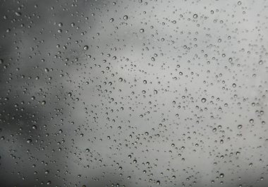 Cama yağmur damlaları düşer.