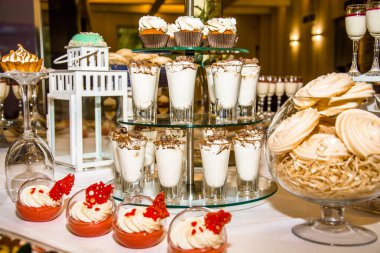 Düğün Tatlı Büfesi. Girdap ve krema çiçekli kek. Kurabiye süslemesi ve detaylar.