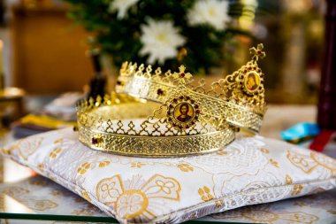 Bir çift geleneksel Ortodoks Hıristiyan evlilik töreni tacı. Kilisede düğün törenine hazır taçlar.