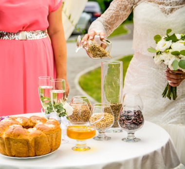 Düğün gelenekleri. Bir bardak dolusu mısır gevreği. Buğday, fasulye, ekmek ve bal.