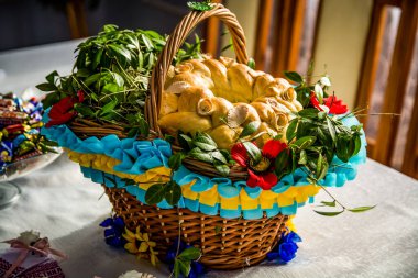 Ukrayna ekmeği. Beyaz havluyla yuvarlak ekmek..