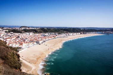 Atlantik Okyanusu kıyısındaki Nazare sahilindeki kuş bakışı manzara. Naziler. Portekiz