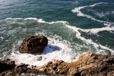 Taşlarda deniz dalgası, köpüklü sprey, yaz manzarası..