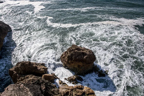 Морская Волна Камнях Пенный Спрей Летний Пейзаж — стоковое фото