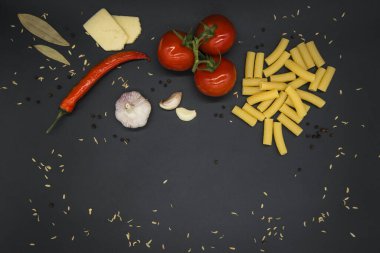 Koyu arkaplan görünümlü kurutulmuş makarna içeriği