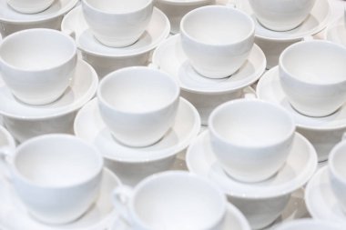 Kahve için bir sürü beyaz bardak. Yemek servisi..