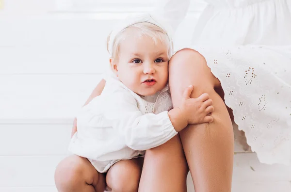Dcera se drží kolenou. Den matek emocí. Malé dítě. — Stock fotografie
