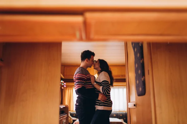 Amar a una pareja sola en un remolque en un viaje. Romance para los amantes. —  Fotos de Stock