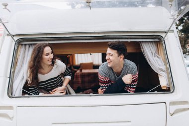 Sevgili çift bir karavanda yalnız geziyor. Aşıklar için aşk.