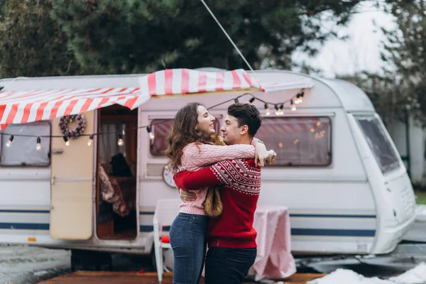 Älskade par ensamma i en husvagn på en resa. Romans för älskare. — Stockfoto