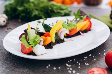 Klasik Yunan Salatası alışılmadık bir tasarım.- Görüntü