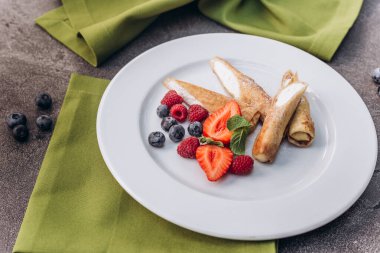 Kahvaltıda. Böğürtlenli ve çilekli krep, süzme peynir..