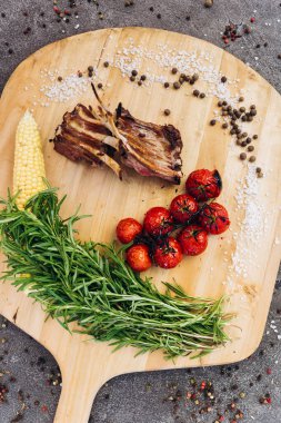 Otlar ile ahşap bir Tahta üzerinde sebze ile Et kaburga.