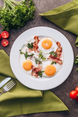 Beyaz bir tabak üzerinde pastırma ile tost yumurta.