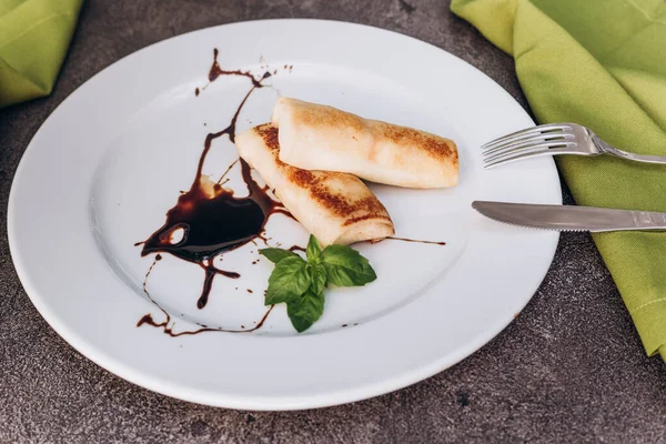 Pequeno-almoço. Panquecas com chocolate, queijo cottage, leite condensado em um prato . — Fotografia de Stock
