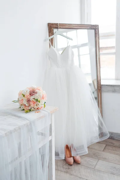 白いウェディングドレスと花束を持つ花嫁の朝の風景. — ストック写真