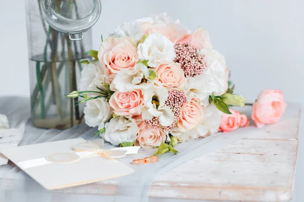 Delicado ramo clásico de la boda de rosas para la novia. Flores de boda . — Foto de Stock