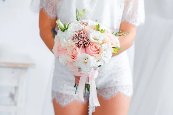Delicate klassieke bruiloft boeket rozen voor de bruid. Bruiloft bloemen. — Stockfoto