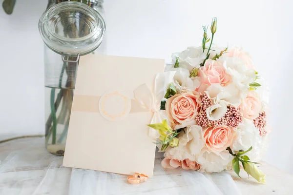 Delicado ramo clásico de la boda de rosas para la novia. Carta de boda. Flores de boda . — Foto de Stock