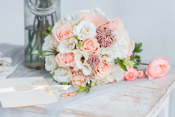 Delicado ramo clásico de la boda de rosas para la novia. Flores de boda . — Foto de Stock