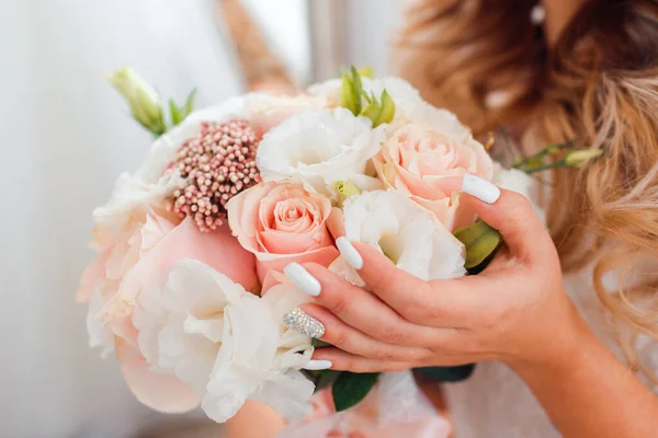 Zarte klassische Hochzeitsstrauß von Rosen für die Braut. Hochzeitsblumen. — Stockfoto
