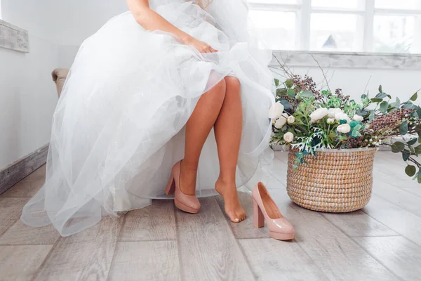 白いウェディングドレスと花束を持つ花嫁の朝の風景. — ストック写真