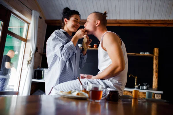 Casal preparando café da manhã em casa. A rapariga e o tipo vivem juntos. . — Fotografia de Stock
