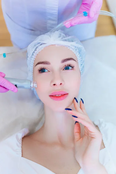 Hardware-Hautpflege. Ein junges Mädchen pflegt ihr Gesicht. Schönheitsbehandlung. Verfahren. Werbung. — Stockfoto
