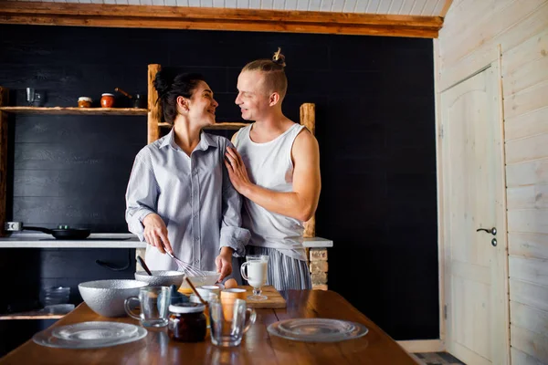 Egy pár reggelit készít otthon. A lány és a srác együtt élnek.. — Stock Fotó