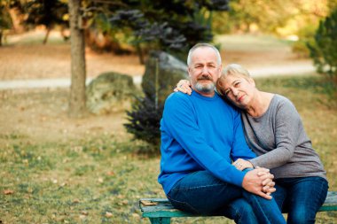 Yaşlı çift parkta yürür. Mutlu yaşlılar..