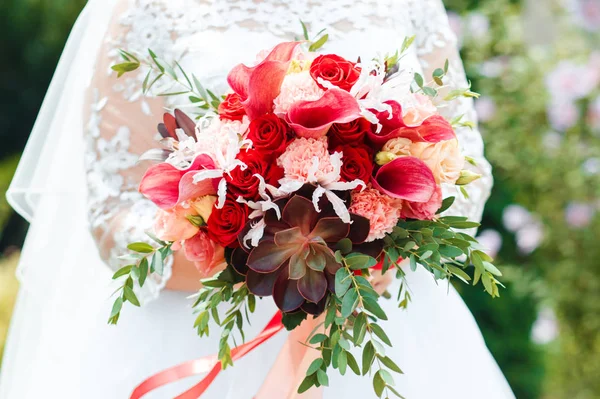 Červená svatební kytice peonií a růží. Krajina pro svatbu. — Stock fotografie