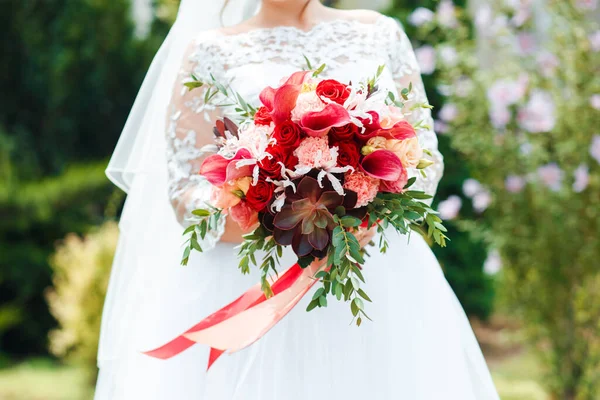 Bouquet da sposa rosso di peonie e rose. Scenario per il matrimonio . — Foto Stock