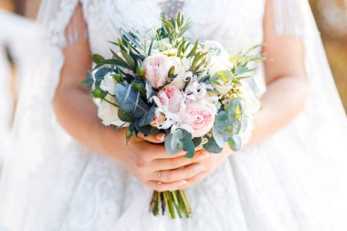 Gelin için klasik bir buket gül. Düğün çiçekleri.