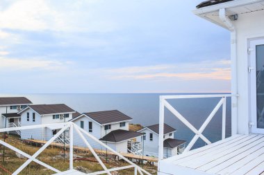 Rahatlamak için deniz kenarındaki beyaz ahşap ev. Otel.