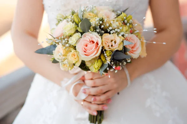 Giallo classico bouquet da sposa di rose per la sposa. Fiori di nozze . — Foto Stock